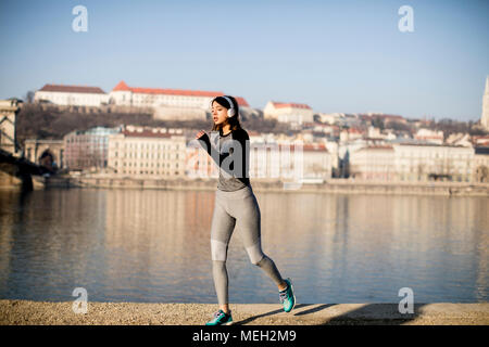 Woman in sportswear fonctionnant sur la promenade du Danube à Budapest, Hongrie Banque D'Images