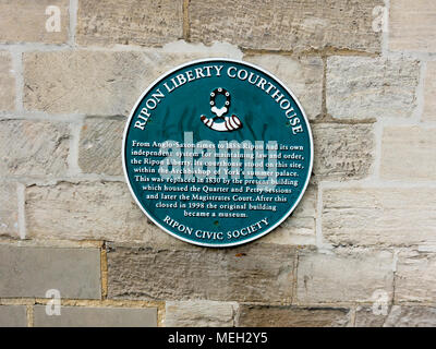 La plaque verte sur le terrain du palais musée commémorant la liberté de Ripon , la ville son propre système de justice utilisé à partir de la Anglo saxon fois jusqu'en 1888 Banque D'Images