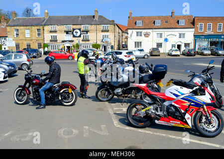 Une réunion régulière des motocyclistes à Helmsley Market Place North Yorkshire UK Banque D'Images