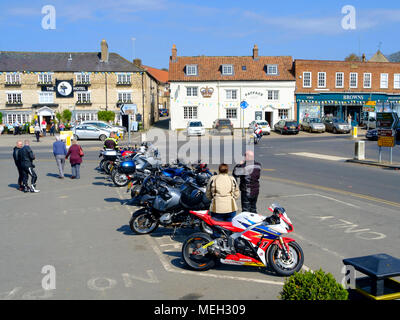 Une réunion régulière des motocyclistes à Helmsley Market Place North Yorkshire UK Banque D'Images