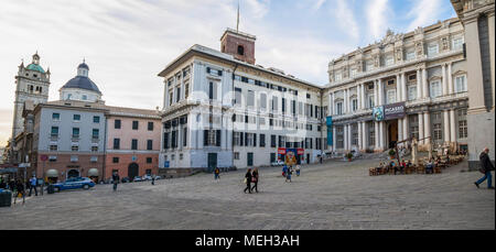 Gênes (Genova), l'Italie, le 16 avril 2018 - Vue du palais des Doges et de San Lorenzo (Saint Laurent) Église dans le centre-ville de Gênes (Genova), Italie. Banque D'Images