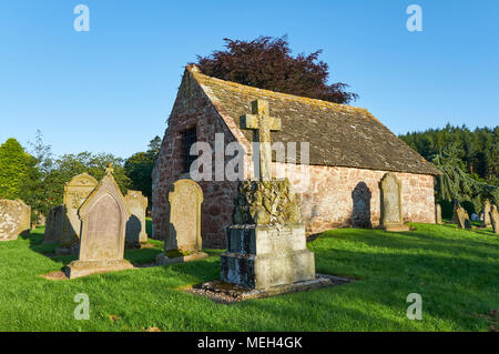 L'ancien cimetière et Conakry Kirkyard, y compris l'inhumation Lindsay allée située près de Conakry Château dans Angus, Scotland. Banque D'Images