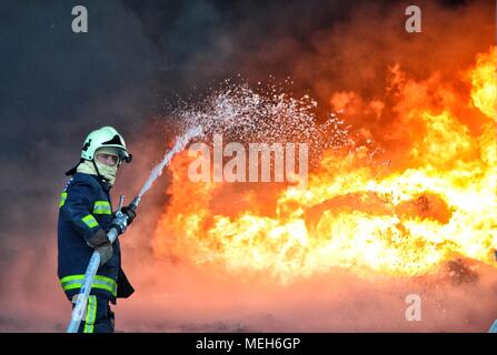 La lutte avec les pompiers, secours incendie Incendie à la survivante. D'énormes flammes brûlé une entreprise de recyclage à Tirana, l'extinction d'incendie pompier Banque D'Images