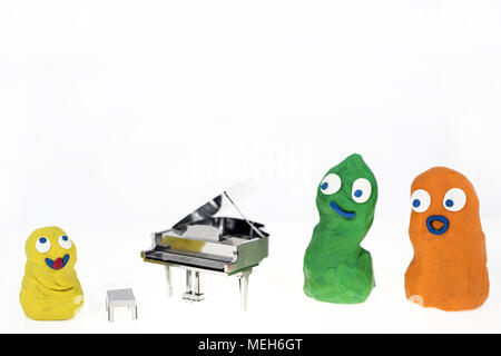 Résumé photo de la musique. Petit piano métallique avec des notes d'adresses. Piano Jazz. Banque D'Images