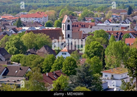 Vue panoramique du vieux Weil (Weil am Rhein) village entouré d'arbres verts, Bade-Wurtemberg, Allemagne. Banque D'Images