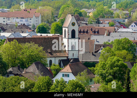Vue panoramique du vieux Weil (Weil am Rhein) village entouré d'arbres verts, Bade-Wurtemberg, Allemagne. Banque D'Images