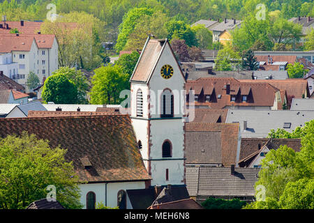 Vue panoramique du vieux Weil (Weil am Rhein) village entouré d'arbres verts, Bade-Wurtemberg, Allemagne. Banque D'Images