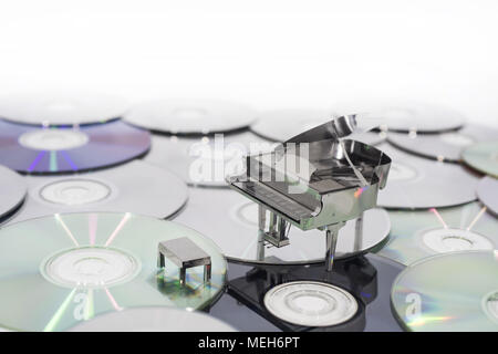 Résumé photo de la musique. Petit piano métallique avec des notes d'adresses. Piano Jazz. Banque D'Images