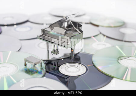 Résumé photo de la musique. Petit piano métallique avec des notes d'adresses. Piano Jazz. Banque D'Images