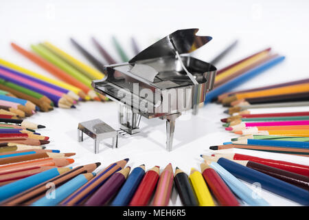 Résumé photo de la musique. Petit piano métallique avec des notes d'adresses. Piano Jazz. Banque D'Images