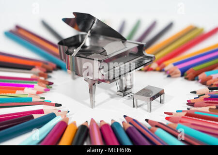 Résumé photo de la musique. Petit piano métallique avec des notes d'adresses. Piano Jazz. Banque D'Images