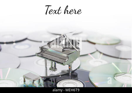 Résumé photo de la musique. Petit piano métallique avec des notes d'adresses. Piano Jazz. Banque D'Images