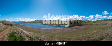 Large panorama de San Luis reservoir de sentiers de randonnée Banque D'Images