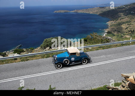 Andros, Grèce. Apr 21, 2018. Une voiture d'époque prend part à la 24e rallye de voitures classiques de printemps organisé par Philpa (Fédération grecque des vieilles voitures) dans l'île Andros, Grèce, le 21 avril 2018. Credit : Marios Lolos/Xinhua/Alamy Live News Banque D'Images