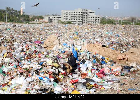 Islamabad. 22 avr, 2018. Un homme recueille des éléments en plastique réutilisables à un dépotoir à Islamabad, site de la capitale du Pakistan le 22 avril 2018. Le jour de la Terre est célébré chaque année le 22 avril. La célébration de cette année a pour thème 'Fin de la pollution plastique'. Credit : Ahmad Kamal/Xinhua/Alamy Live News Banque D'Images