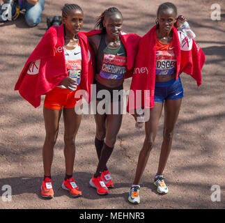 Le Mall, Londres, Royaume-Uni. 22 avril 2018. La Vierge Argent Marathon de Londres a lieu dans le soleil chaud avec des athlètes terminant sur le Mall. Vivian Cheruiyot (KEN) remporte l'élite dames, ici avec Brigid Kosgei (KEN) et Tadelech Bekele (ETH). Credit : Malcolm Park/Alamy Live News. Banque D'Images