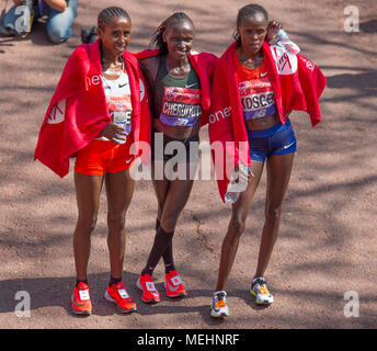 Le Mall, Londres, Royaume-Uni. 22 avril 2018. La Vierge Argent Marathon de Londres a lieu dans le soleil chaud avec des athlètes terminant sur le Mall. Vivian Cheruiyot (KEN) remporte l'élite dames, ici avec Brigid Kosgei (KEN) et Tadelech Bekele (ETH). Credit : Malcolm Park/Alamy Live News. Banque D'Images