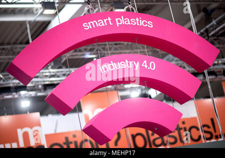 22 avril 2018, Hannover, Allemagne : un signe avec les inscriptions en plastique 'Smart' et 'Industrie 4.0' est suspendu à la Foire de Hanovre au stand Igus. Dpa : Crédit photo alliance/Alamy Live News Banque D'Images
