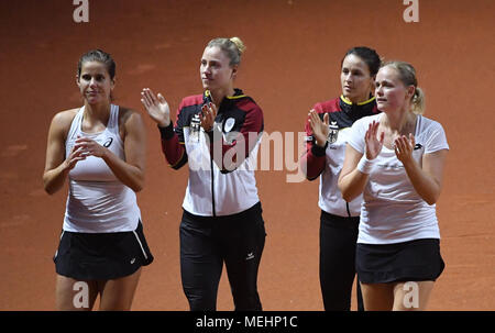 22 avril 2018, Allemagne, Stuttgart : Tennis, Coupe de Russie - demi-finale de la femme, de l'Allemagne contre la République tchèque : Les membres de l'équipe de Fed Cup Allemagne Julia Goerges (l-r), Angelique Kerber, Anna-Lena Groenefeld Tatjana Maria et dire au revoir aux spectateurs. Photo : Marijan Murat/dpa Banque D'Images