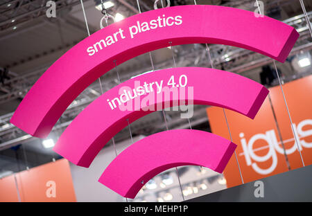 22 avril 2018, Hannover, Allemagne : un signe avec les inscriptions en plastique 'Smart' et 'Industrie 4.0' est suspendu à la Foire de Hanovre au stand Igus. Dpa : Crédit photo alliance/Alamy Live News Banque D'Images