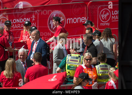 Le Mall, Londres, Royaume-Uni. 22 avril 2018. La Vierge Argent Marathon de Londres a lieu dans le soleil chaud avec des athlètes terminant sur le Mall. Le prince Harry arrive pour la cérémonie de remise des médailles. Credit : Malcolm Park/Alamy Live News. Banque D'Images