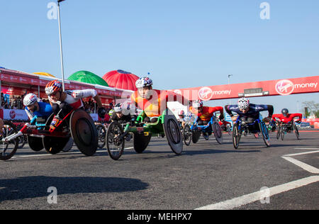 Londres, Royaume-Uni. 22 avr, 2018. Les athlètes en fauteuil roulant en compétition pendant le marathon de Londres 2018 à Londres, Angleterre le 22 avril 2018. Credit : Xu Hui/Xinhua/Alamy Live News Banque D'Images