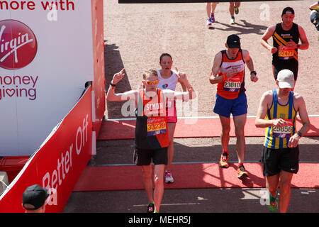 Londres, Royaume-Uni, 22 avril 2018. Coureurs traversent la ligne d'arrivée Crédit : Alex Cavendish/Alamy Live News Banque D'Images