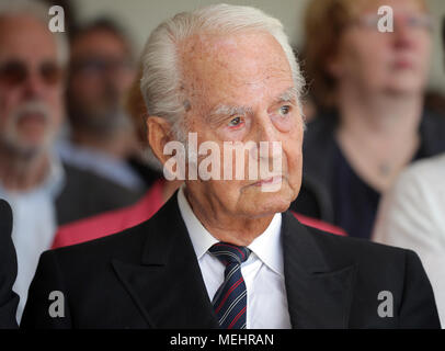 Sachsenhausen, Allemagne, 22 avril 2018. Leon Schwarzbaum, survivant d'Auschwitz et les camps de concentration de Sachsenhausen, prend part à la cérémonie du souvenir à l'ancien camp de concentration de Sachsenhausen. Dpa : Crédit photo alliance/Alamy Live News Banque D'Images