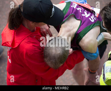 Le Mall, Londres, Royaume-Uni. 22 avril 2018. La Vierge Argent Marathon de Londres a lieu dans le soleil chaud ayant épuisé leurs athlètes à la ligne d'arrivée. Credit : Malcolm Park/Alamy Live News. Banque D'Images