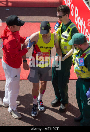Le Mall, Londres, Royaume-Uni. 22 avril 2018. La Vierge Argent Marathon de Londres a lieu dans le soleil chaud ayant épuisé leurs athlètes à la ligne d'arrivée. Credit : Malcolm Park/Alamy Live News. Banque D'Images