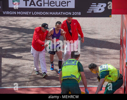 Le Mall, Londres, Royaume-Uni. 22 avril 2018. La Vierge Argent Marathon de Londres a lieu dans le soleil chaud ayant épuisé leurs athlètes à la ligne d'arrivée. Credit : Malcolm Park/Alamy Live News. Banque D'Images