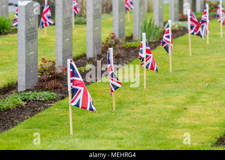 Rangées de tombes pour les morts morts avec les drapeaux de l'Union dans le coin des soldats de Warrington cimetière sur l'anniversaire de l'ANZAC day - Warrington, Royaume-Uni, 22 avril 2018. L'anniversaire de l'ANZAC day a été célébré le dimanche 22 avril 2018 dans le coin des soldats du cimetière de Warrington lorsque l'adjoint au maire, la Rcbd Karen Mundry, Cadets de la Queen's Lancashire Regiment, Warrington et Cadets de la beaucoup d'anciens combattants étaient présents Crédit : John Hopkins/Alamy Live News Banque D'Images