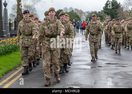 Les cadets de la Queen's Lancashire Regiment mars en position avant le service pour commémorer l'anniversaire de l'ANZAC day -Warrington, Royaume-Uni, 22 avril 2018. L'anniversaire de l'ANZAC day a été célébré le dimanche 22 avril 2018 dans le coin des soldats du cimetière de Warrington lorsque l'adjoint au maire, la Rcbd Karen Mundry, Cadets de la Queen's Lancashire Regiment, Warrington et Cadets de la beaucoup d'anciens combattants étaient présents Crédit : John Hopkins/Alamy Live News Banque D'Images