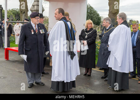 Les gens parler avant le service pour commémorer l'anniversaire de l'ANZAC day - Warrington, Royaume-Uni, 22 avril 2018. L'anniversaire de l'ANZAC day a été célébré le dimanche 22 avril 2018 dans le coin des soldats du cimetière de Warrington lorsque l'adjoint au maire, la Rcbd Karen Mundry, Cadets de la Queen's Lancashire Regiment, Warrington et Cadets de la beaucoup d'anciens combattants étaient présents Crédit : John Hopkins/Alamy Live News Banque D'Images