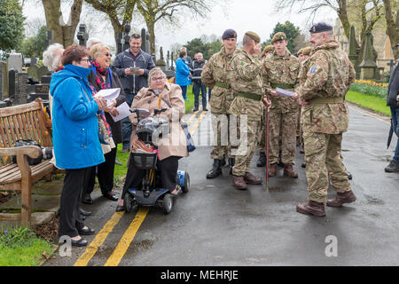 Les membres du public de rire et de bavarder avec les Cadets de l'armée et les officiers du Queen's Lancashire Regiment - Warrington, Royaume-Uni, 22 avril 2018. L'anniversaire de l'ANZAC day a été célébré le dimanche 22 avril 2018 dans le coin des soldats du cimetière de Warrington lorsque l'adjoint au maire, la Rcbd Karen Mundry, Cadets de la Queen's Lancashire Regiment, Warrington et Cadets de la beaucoup d'anciens combattants étaient présents Crédit : John Hopkins/Alamy Live News Banque D'Images