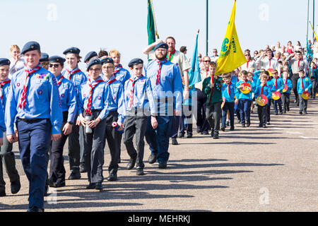 Bournemouth, Dorset, Royaume-Uni 22 avril 2018. Un temps chaud et ensoleillé pendant que des centaines de personnes se détournent pour soutenir la parade des scouts de la Saint-Georges à Bournemouth. Jeunes garçons et filles scouts petits castors fêtent la fête de Saint Georges en prenant part à la procession. Crédit : Carolyn Jenkins/Alay Live News Banque D'Images