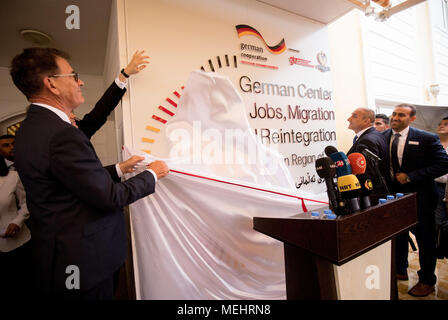 22 avril 2018, Erbil, Irak : Gerd Müller (CSU), ministre du Développement, ouvre un centre d'avis de migration avec Ali Sindi, Ministre de la planification. Müller détient des entretiens politiques en Iraq et visitera des projets d'aide. Photo : Kay Nietfeld/dpa Banque D'Images