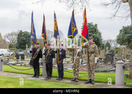 Cinq porteurs Standard est fier de tenir leurs couleurs pendant le service pour commémorer l'anniversaire de l'ANZAC day - Warrington, Royaume-Uni, 22 avril 2018. L'anniversaire de l'ANZAC day a été célébré le dimanche 22 avril 2018 dans le coin des soldats du cimetière de Warrington lorsque l'adjoint au maire, la Rcbd Karen Mundry, Cadets de la Queen's Lancashire Regiment, Warrington et Cadets de la beaucoup d'anciens combattants étaient présents Crédit : John Hopkins/Alamy Live News Banque D'Images