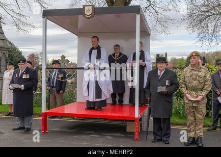 Le pasteur, Paul Wilson prend le service de son estrade pour commémorer l'anniversaire de l'ANZAC day - Warrington, Royaume-Uni, 22 avril 2018. L'anniversaire de l'ANZAC day a été célébré le dimanche 22 avril 2018 dans le coin des soldats du cimetière de Warrington lorsque l'adjoint au maire, la Rcbd Karen Mundry, Cadets de la Queen's Lancashire Regiment, Warrington et Cadets de la beaucoup d'anciens combattants étaient présents Crédit : John Hopkins/Alamy Live News Banque D'Images