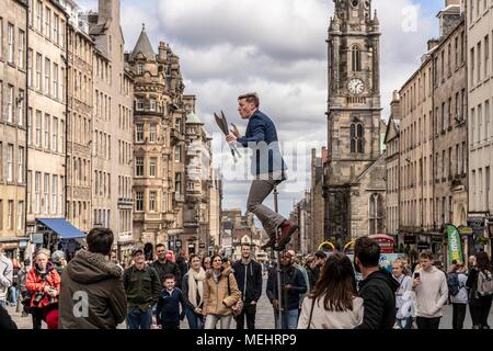 Edimbourg, Royaume-Uni, 22 avril 2018. Comme le nombre de touristes augmenter à Édimbourg, artistes de rue prennent pour la Royal Mile et de divertir les foules. Credit : Riche de Dyson/Alamy Live News Banque D'Images