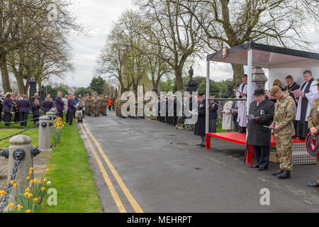 Le service ayant lieu sur des soldats le coin pour commémorer l'anniversaire de l'ANZAC day - Warrington, Royaume-Uni, 22 avril 2018. L'anniversaire de l'ANZAC day a été célébré le dimanche 22 avril 2018 dans le coin des soldats du cimetière de Warrington lorsque l'adjoint au maire, la Rcbd Karen Mundry, Cadets de la Queen's Lancashire Regiment, Warrington et Cadets de la beaucoup d'anciens combattants étaient présents Crédit : John Hopkins/Alamy Live News Banque D'Images