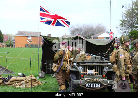 Morley, Leeds, Royaume-Uni - 22 avril 2018. La seconde guerre mondiale, deux groupes de reconstitution ont été l'exécution affiche et tirant des coups de feu vintage. Crédit : Andrew Gardner/Alamy Live News Banque D'Images