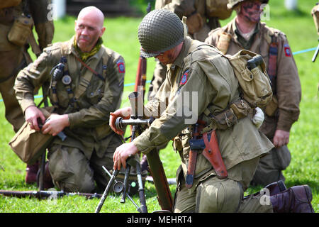 Morley, Leeds, Royaume-Uni - 22 avril 2018. La seconde guerre mondiale, deux groupes de reconstitution ont été l'exécution affiche et tirant des coups de feu, de vintage photographié ici est un soldat de l'armée américaine. Crédit : Andrew Gardner/Alamy Live News Banque D'Images