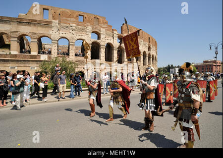 Rome, Italie. 22 avril, 2018. Natale di Roma à Rome, Italie. Le 2771St Rome célèbre l'anniversaire de la fondation de la ville en 21 Avril 753 B.C. cortège historique dans les rues de Rome. Les gens sont vêtus de costumes romains antiques. Credit : Vito Arcomano/Alamy Live News Banque D'Images