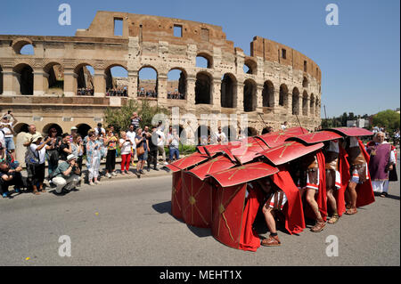 Rome, Italie. 22 avril, 2018. Natale di Roma à Rome, Italie. Le 2771St Rome célèbre l'anniversaire de la fondation de la ville en 21 Avril 753 B.C. cortège historique dans les rues de Rome. Les gens sont vêtus de costumes romains antiques. Credit : Vito Arcomano/Alamy Live News Banque D'Images