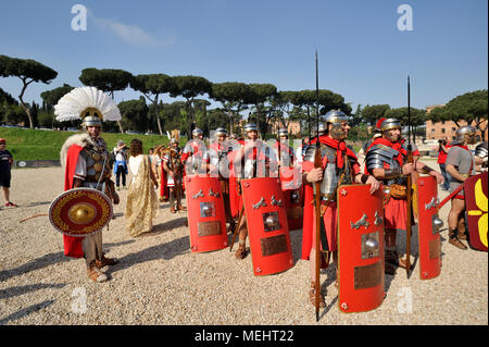 Rome, Italie. 22 avril, 2018. Natale di Roma à Rome, Italie. Le 2771St Rome célèbre l'anniversaire de la fondation de la ville en 21 Avril 753 B.C. cortège historique dans les rues de Rome. Les gens sont vêtus de costumes romains antiques. Credit : Vito Arcomano/Alamy Live News Banque D'Images