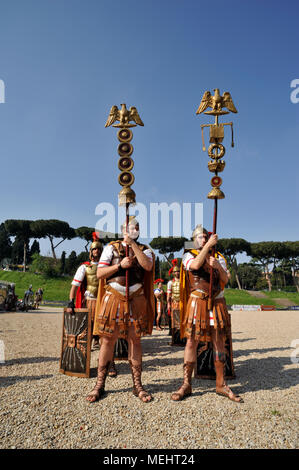 Rome, Italie. 22 avril, 2018. Natale di Roma à Rome, Italie. Le 2771St Rome célèbre l'anniversaire de la fondation de la ville en 21 Avril 753 B.C. cortège historique dans les rues de Rome. Les gens sont vêtus de costumes romains antiques. Credit : Vito Arcomano/Alamy Live News Banque D'Images