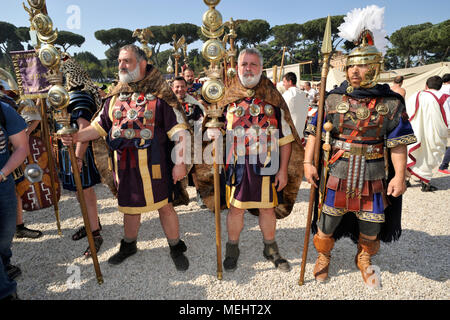 Rome, Italie. 22 avril 2018. Natale di Roma à Rome, Italie. Rome célèbre le 2771e anniversaire de la fondation de la ville le 21 avril 753 av. J.-C. défilé historique dans les rues de Rome. Les gens sont habillés de costumes romains anciens. Crédit : Vito Arcomano/Alamy Live News Banque D'Images