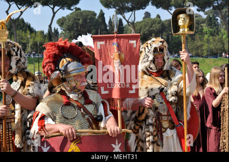 Rome, Italie. 22 avril 2018. Natale di Roma à Rome, Italie. Rome célèbre le 2771e anniversaire de la fondation de la ville le 21 avril 753 av. J.-C. défilé historique dans les rues de Rome. Les gens sont habillés de costumes romains anciens. Crédit : Vito Arcomano/Alamy Live News Banque D'Images