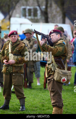 Morley, Leeds, Royaume-Uni - 22 avril 2018. La seconde guerre mondiale, deux groupes de reconstitution ont été l'exécution affiche et tirant des coups de feu, de vintage photographié ici est un soldat de l'armée britannique. Crédit : Andrew Gardner/Alamy Live News Banque D'Images